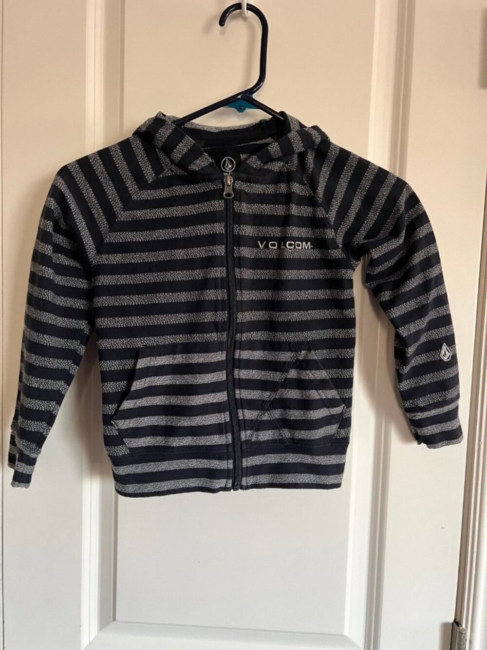 Boys Volcom zip up jacket size 4/5